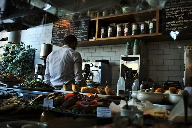 Food Cost vs Gross Margin: The Simple Guide Restaurants Need